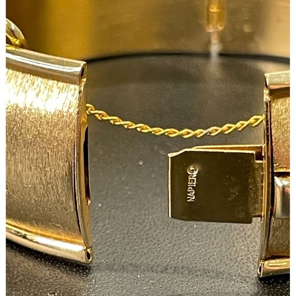 Vintage Textured Golden Bangle Hinged Bracelet Signed Napier - Picture 3 of 10